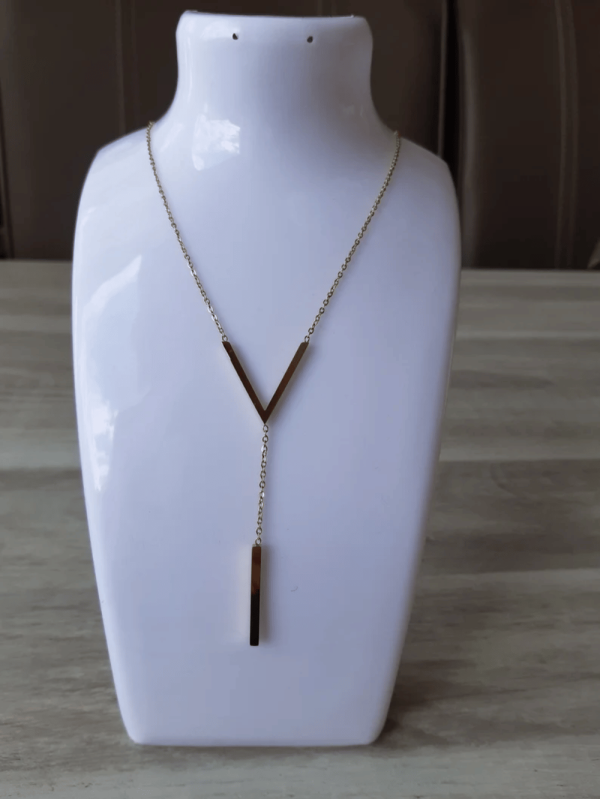 Chaîne Dorée avec Pendentif en Forme de V - Image 2